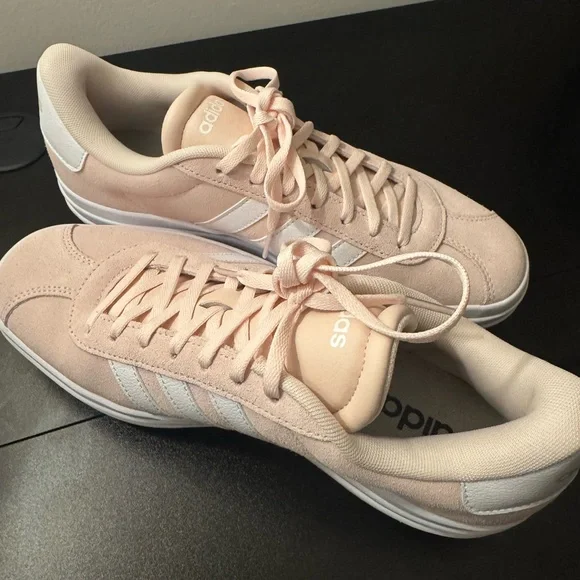 Adidas Women's light Pink Sneakers - NEW - Picture 2 of 7